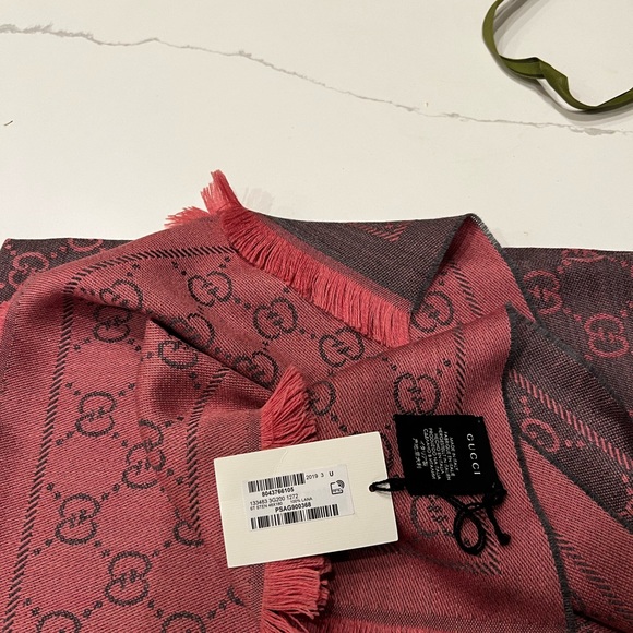 Authentic Gucci Scarf pick and grey - Picture 4 of 5